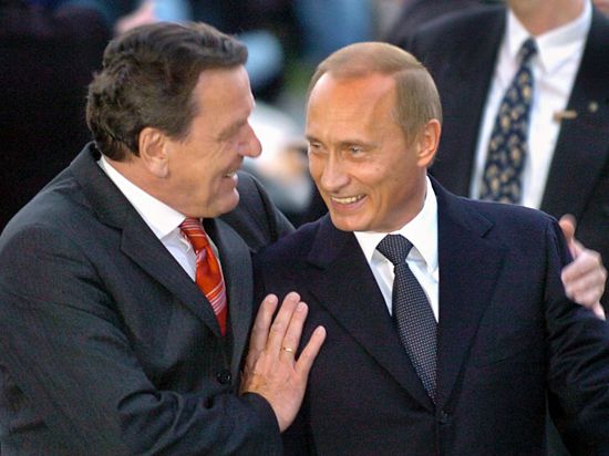Der damalige Bundeskanzler Gerhard Schröder (SPD) begrüßt im April 2004 in Hannover den russischen Präsidenten Wladimir Putin.