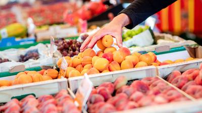 Ein Verkäufer an seinem Obst- und Gemüsestand in Oldenburg: In der gesamten EU wird in diesem Jahr eine Preissteigerung von 8,3 Prozent erwartet, statt 6,8 Prozent.