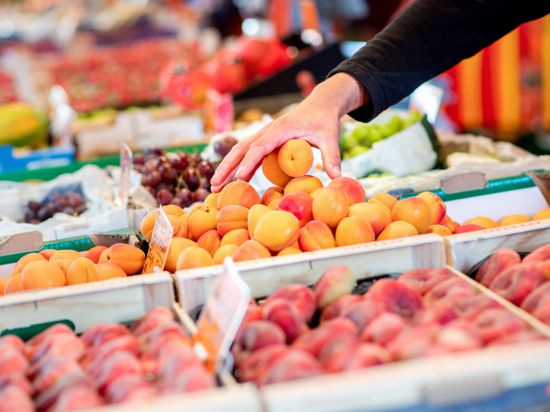 Ein Verkäufer an seinem Obst- und Gemüsestand in Oldenburg: In der gesamten EU wird in diesem Jahr eine Preissteigerung von 8,3 Prozent erwartet, statt 6,8 Prozent.