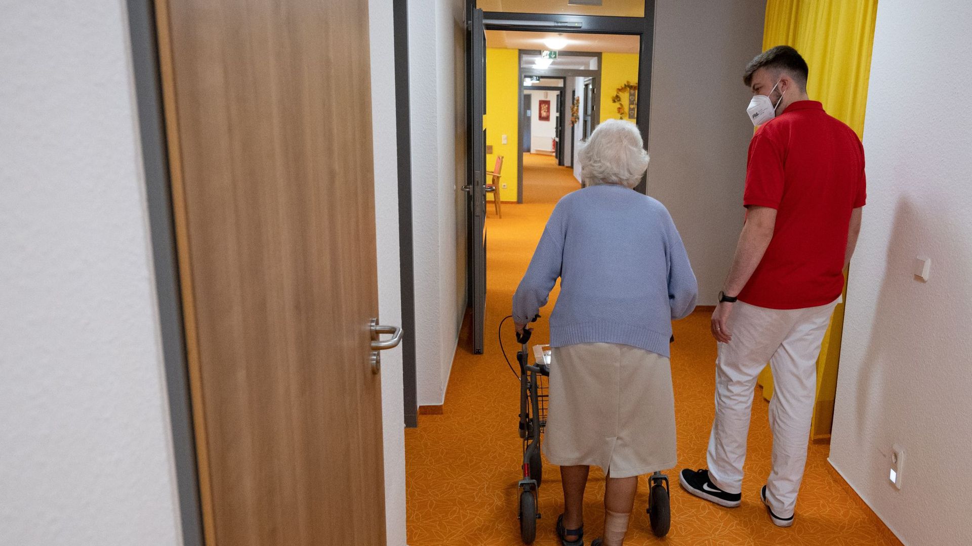 Die Zahl der Corona-Fälle steigt in Deutschland weiter an – auch in Alten- und Pflegeheimen.