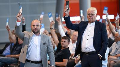 Die AfD Politiker Markus Frohnmaier (l) und Emil Sänze wurden zur neuen Doppelspitze in Baden-Württemberg gewählt.