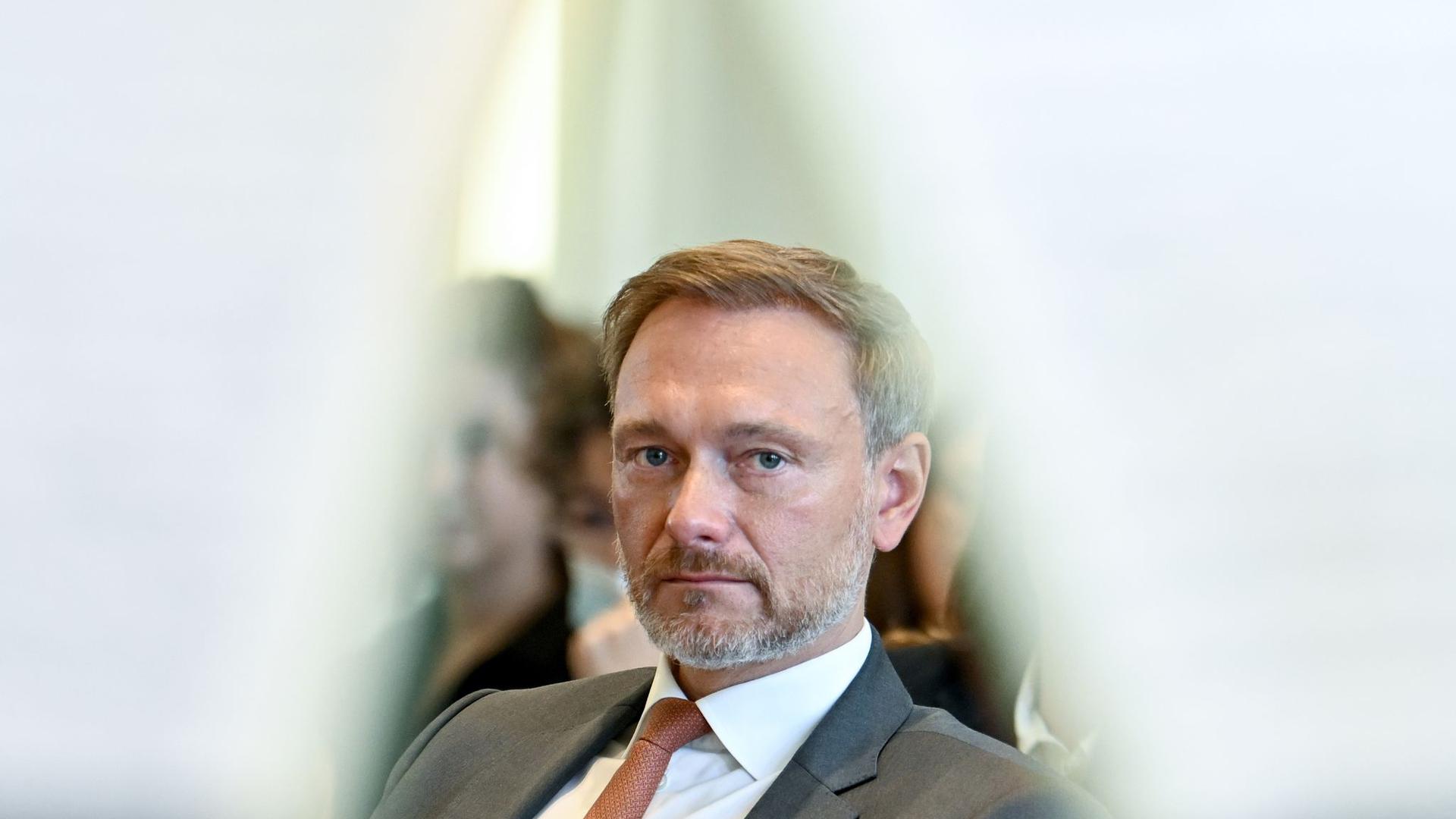 Finanzminister Christian Lindner weist den Vorwurf zurück, mitten in den Koalitionsverhandlungen engen Kontakt mit Porsche gepflegt zu haben.