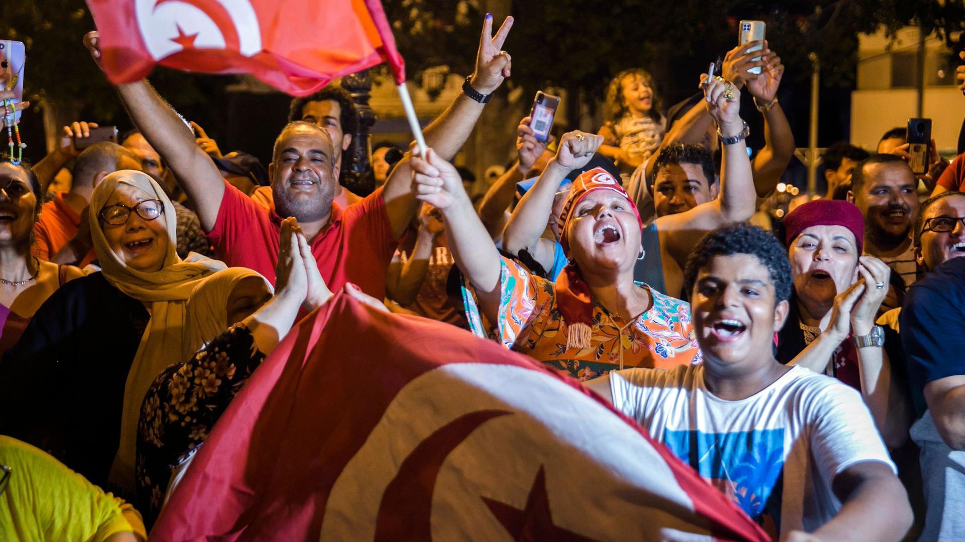 Anhänger des tunesischen Präsidenten Saied feiern in Tunis.