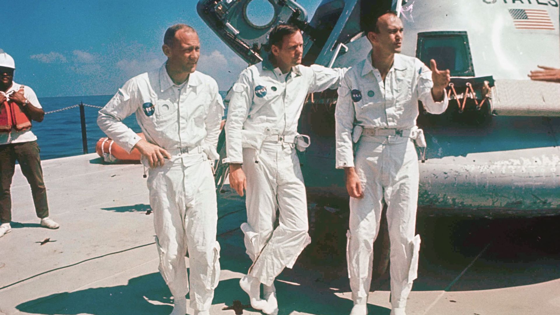 Die Astronauten der Apollo 11 stehen 1969 neben ihrem Raumschiff (v.l.): Oberst Edwin E. Aldrin, Pilot der Mondlandefähre, Flugkommandant Neil Armstrong und Leutnant Michael Collins, Pilot der Kommandokapsel.
