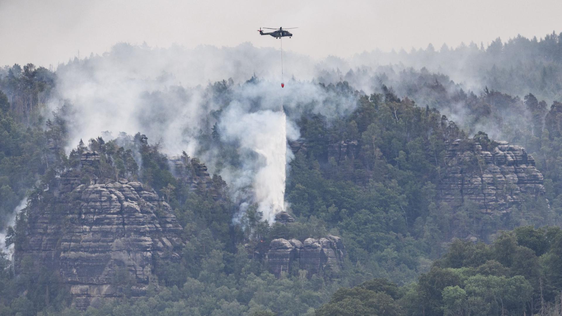 Hubschrauber der Bundeswehr unterstützen die Löscharbeiten in der Sächsischen Schweiz.