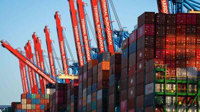 Containerschiffe liegen am Containerterminal Burchardkai in Hamburg. Das Bruttoinlandsprodukt stagniert.