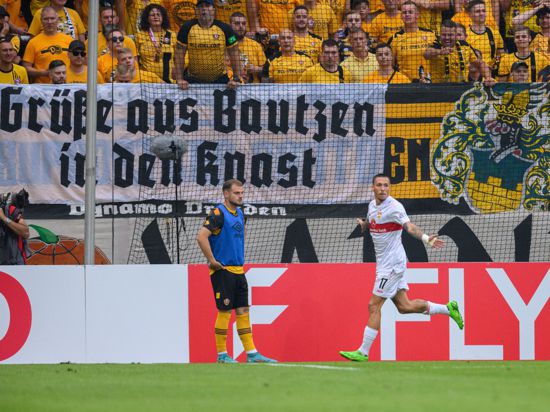 Stuttgarts Darko Churlinov bejubelt sein Tor zum 1:0 in Dresden.