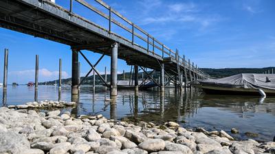 Mehrere Liegeplätze sind im Hafen von Gaienhofen unbesetzt, weil der Bodensee Niedrigwasser hat.