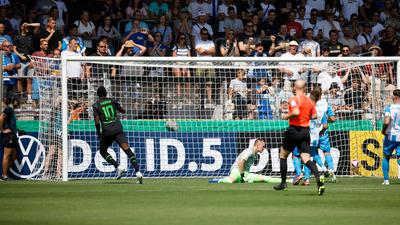 Mönchengladbachs Marcus Thuram (l) trifft zum 1:0.