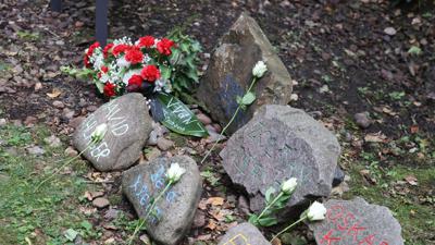 111 Gedenksteine in Erinnerung an jüdische Jugendliche, die von Buchenwald nach Auschwitz deportiert wurden, liegen in der Nähe damaligen der Bahnlinie.