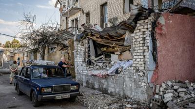 Ein Mann betrachtet die Ruinen von Wohngebäuden, nachdem russische Artilleriegeschosse das Stadtzentrum von Slowjansk getroffen haben.