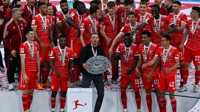 Für die Trainer und Manager der Bundesliga geht der FC Bayern als klarer Titelfavorit in die neue Saison.