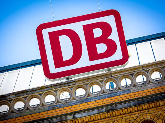 Die Deutsche Bahn will mit einem Einmalbonus ihre Mitarbeiterinnen und Mitarbeiter zum Energiesparen motivieren.