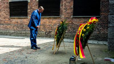 Bundesratspräsident Bodo Ramelow (Linke) legt in der Gedenkstätte Auschwitz-Birkenau einen Kranz nieder.