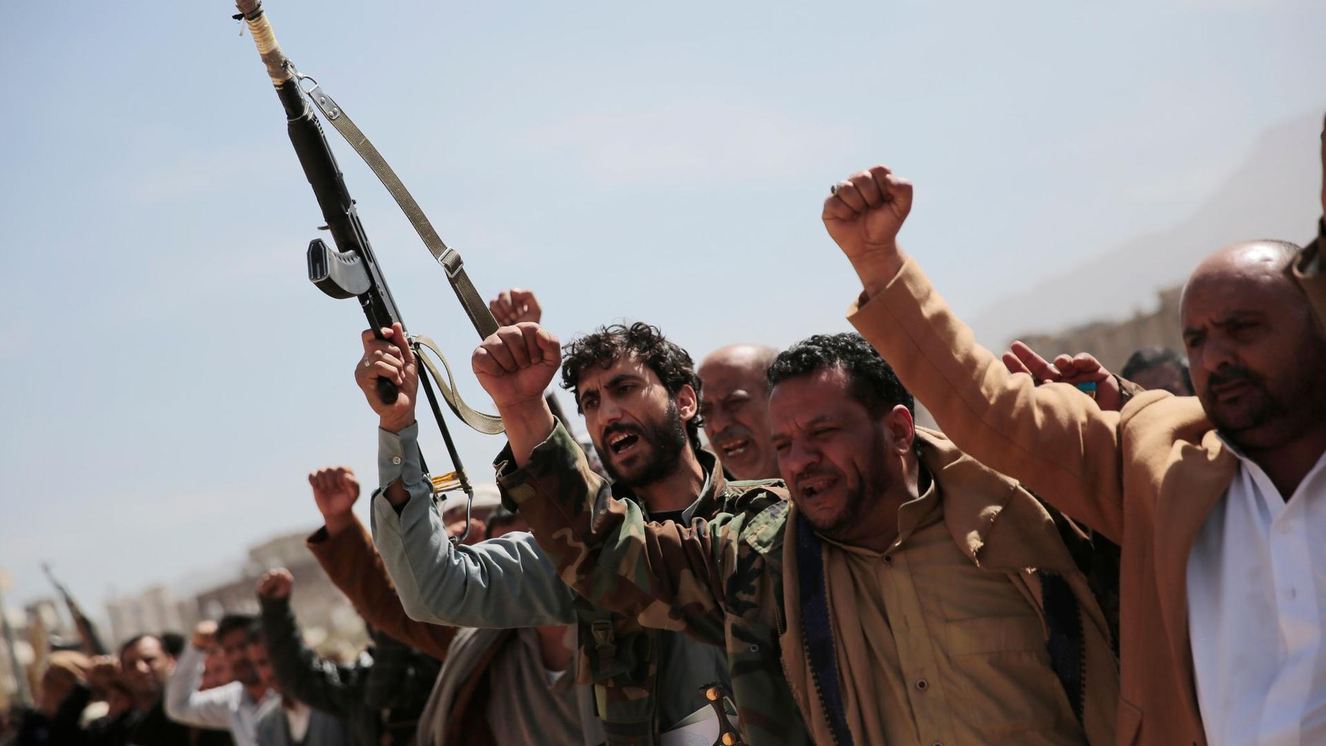 Bewaffnete Huthi-Kämpfer bei einem Trauerzug für Rebellen in Sanaa.