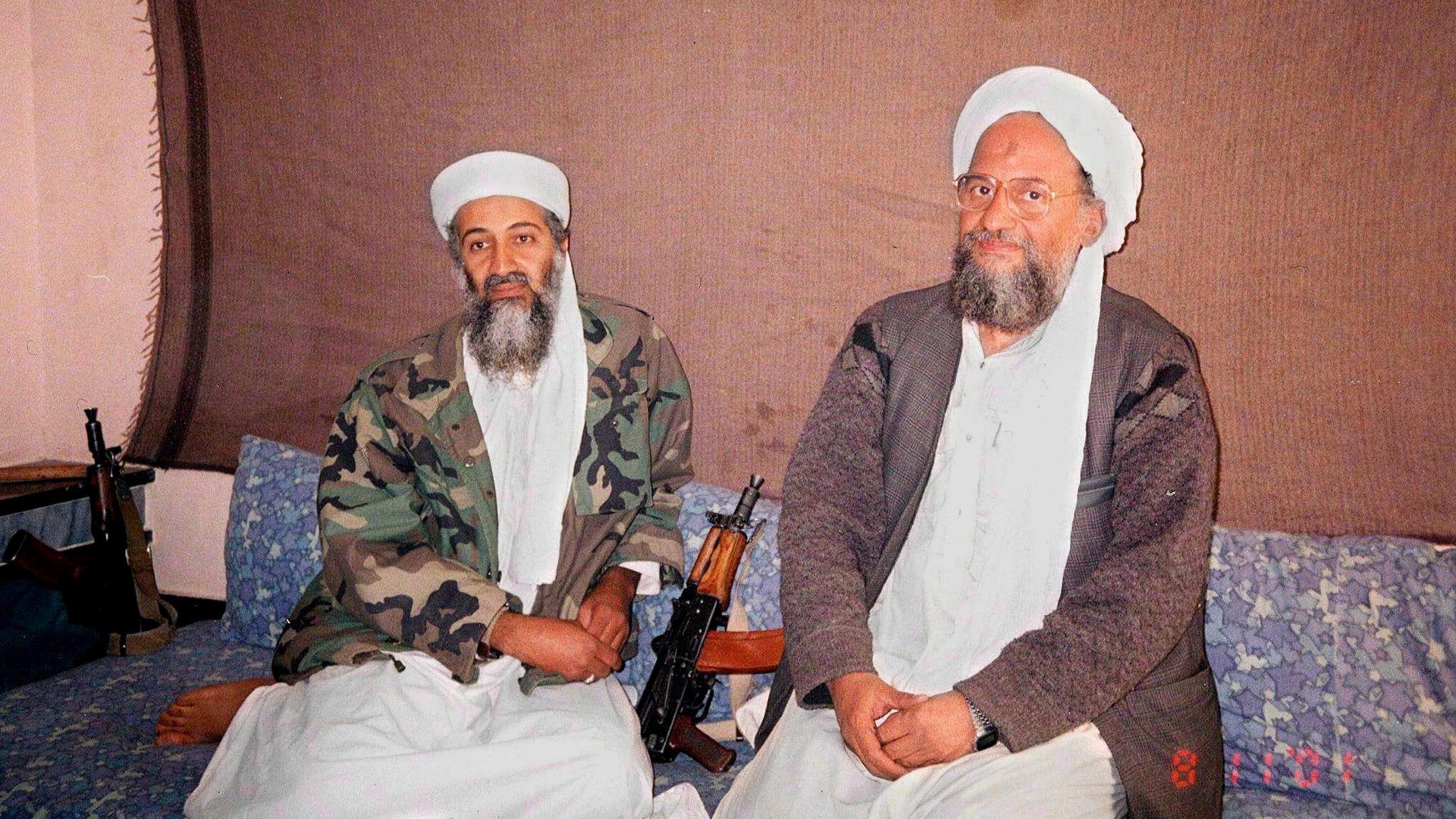 Osama bin Laden (l) zusammen mit seinem Stellvertreter Aiman al-Sawahiri in einem Versteck in Afghanistan am 08.11.2001.