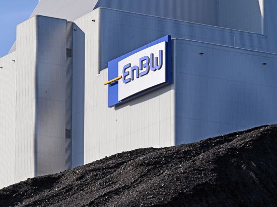 Das Logo der EnBW ist an einem Kraftwerk zu sehen.