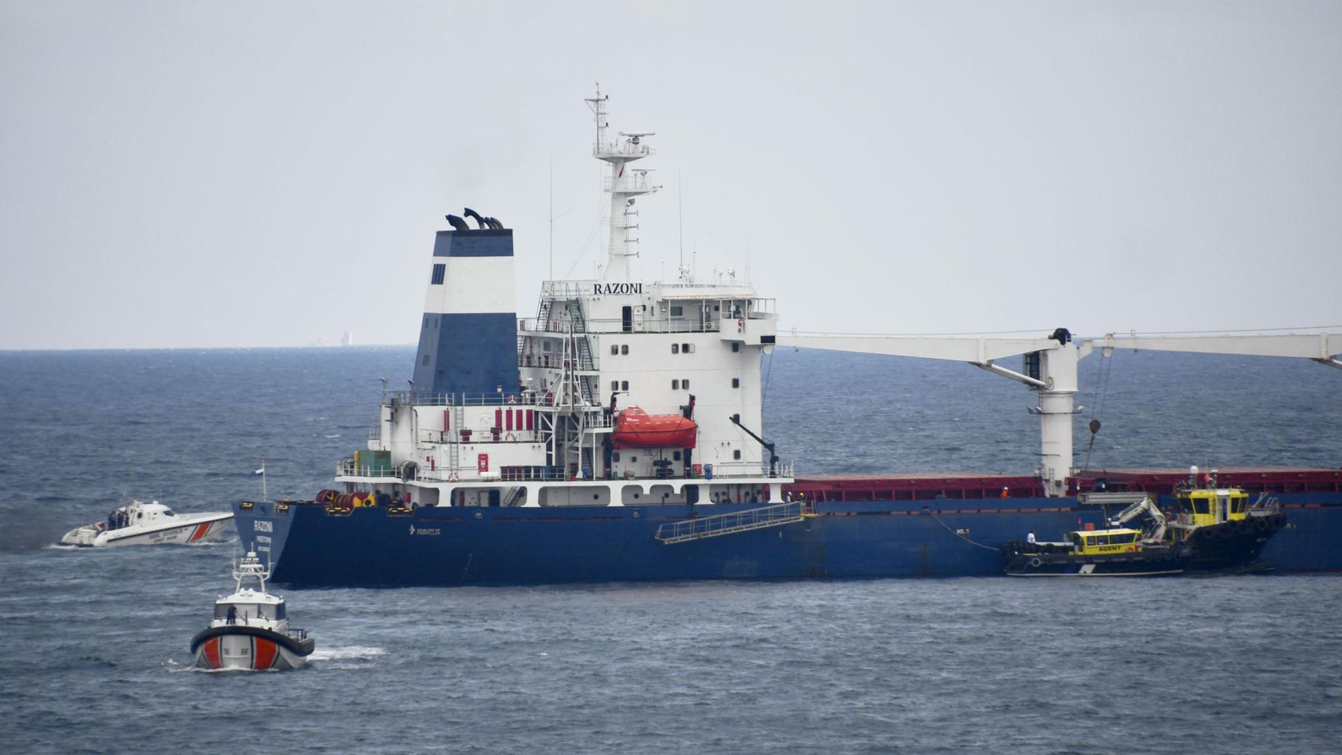 Die unter der Flagge Sierra Leones fahrende Razoni, die mit 26.000 Tonnen Mais beladen ist, ist das erste Frachtschiff, das die Ukraine seit der russischen Invasion verlassen hat und 1. August in Odessa in See stach.
