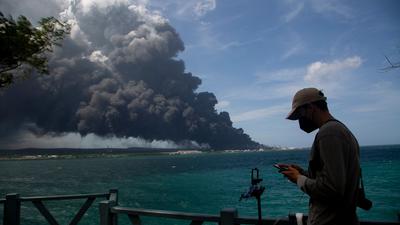 Einer riesige Rauchwolke steigt von einem brennenden Treibstofflager in der Nähe des Hafens von Matanzas auf Kuba auf.