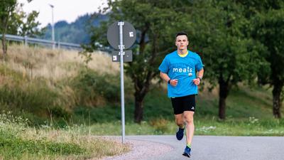 Denis Holub läuft nach seiner ersten Etappe in Berghaupten bei Offenburg auf einer Straße.