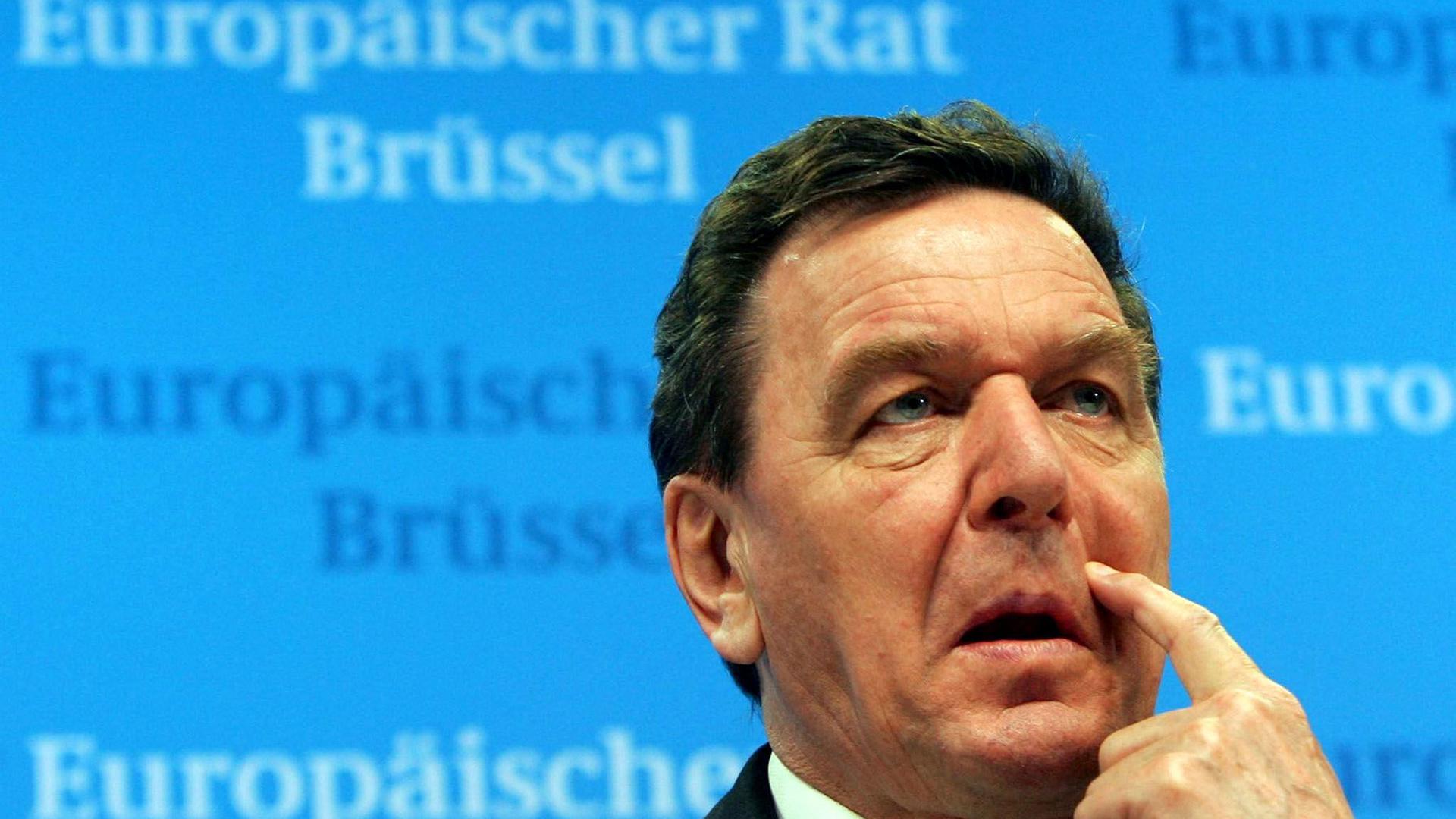 Der frühere Bundeskanzler Gerhard Schröder steht seit Monaten wegen seinen Verbindungen zu russischen Energiefirmen und seiner Nähe zu Russlands Präsident Putin in der Kritik.
