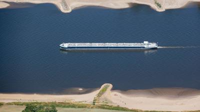 Ein Schiff mit wenig Ladung fährt bei Köln bei niedrigem Wasserstand auf dem Rhein.