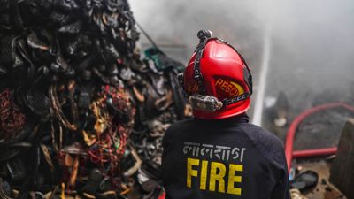 Ein Feuerwehrmann im Kampf gegen das Feuer in der Plastikfabrik in Dhaka.