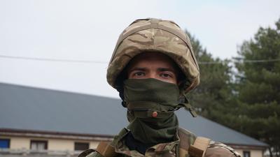 Der 25-jährige Ukrainer Serhii war bis vor wenigen Wochen noch Business-Analyst in der IT-Branche – bevor er sich kürzlich der Armee anschloss. Derzeit wird er auf einem Militärübungsplatz im Südosten Englands ausgebildet.