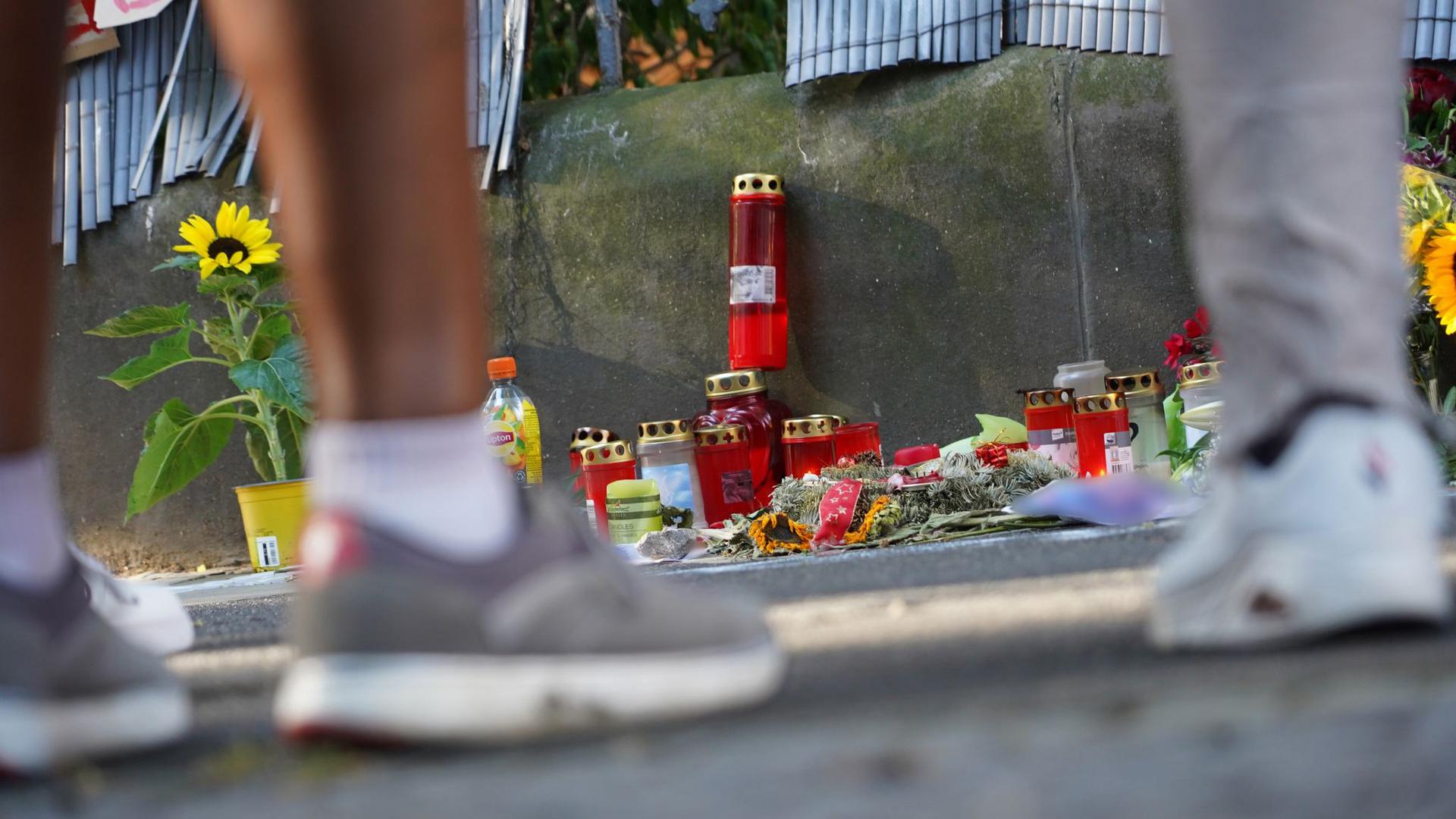 Mit Kerzen und Blumen wird des erschossenen Jugendlichen gedacht.