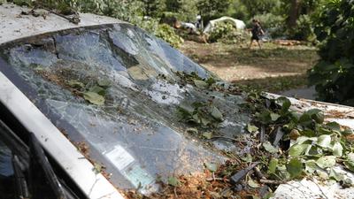 Ein beschädigtes Auto auf einem Campingplatz auf Korsika.