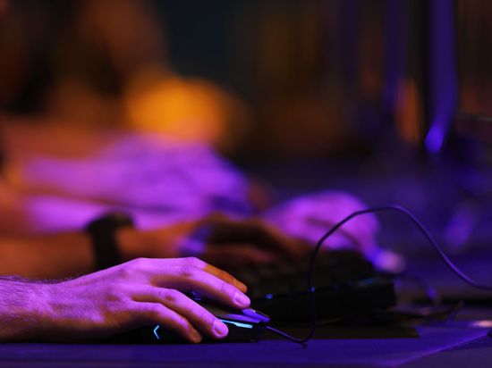 Messebesucher testen auf der Gamescom 2019 in Köln Computerspiele.
