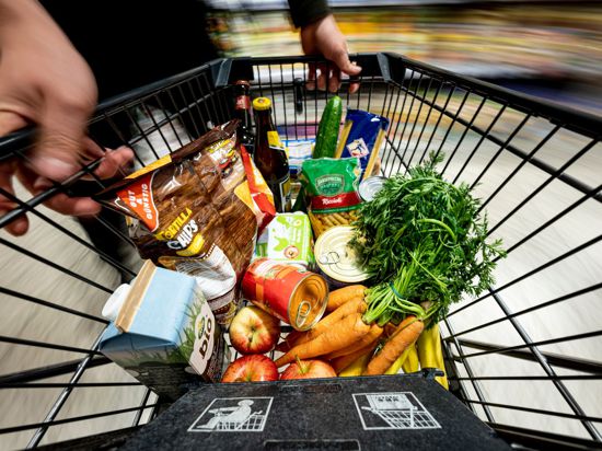 Beim Einkauf im Supermarkt lassen Kunden immer häufiger Markenartikel links liegen und greifen stattdessen zu den preisgünstigeren Eigenmarken der Handelsketten.