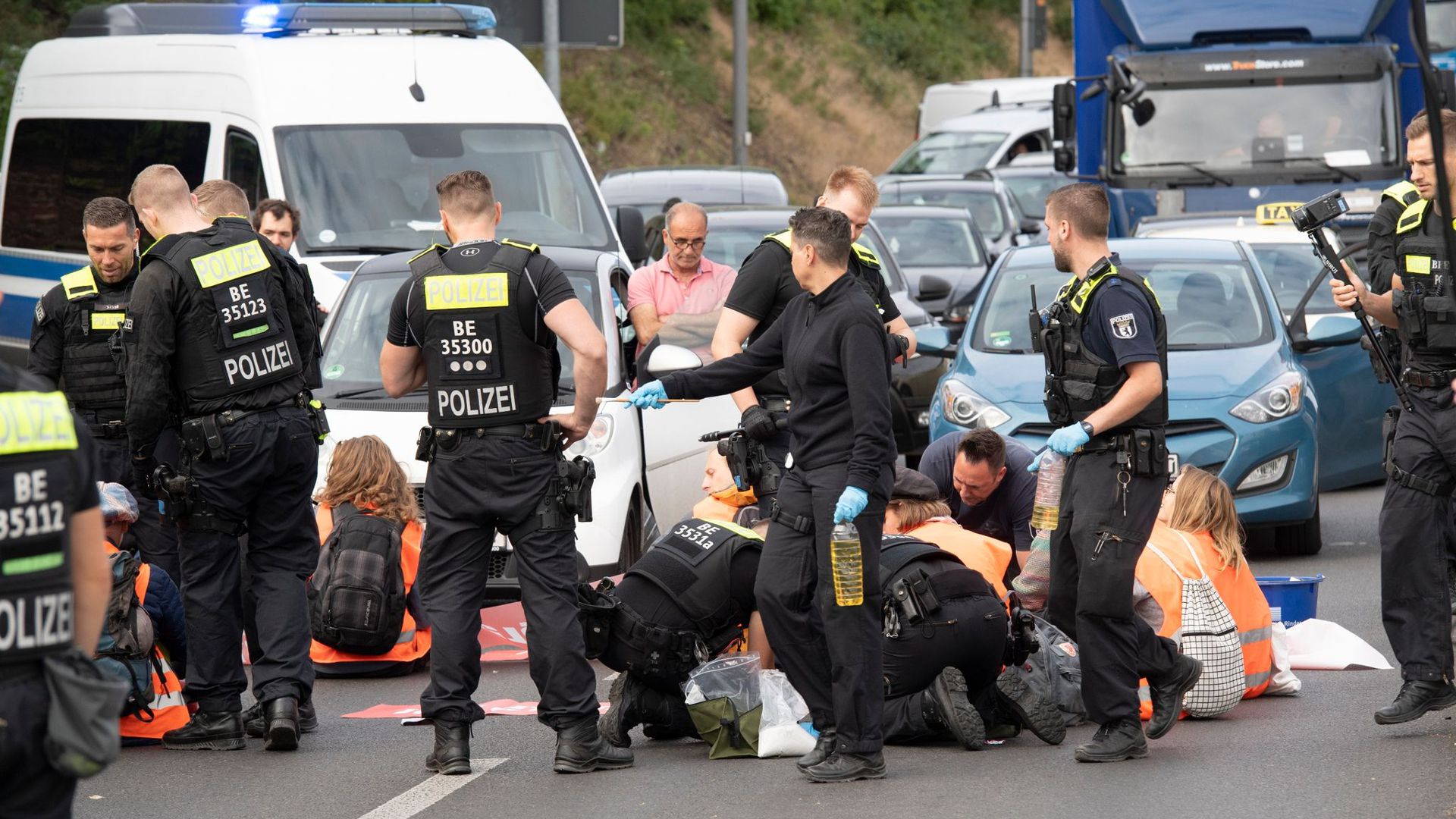 Demonstranten der Gruppe „Letzte Generation“ haben Mitte Juli eine Ausfahrt der Berliner Stadtautobahn im Stadtteil Schöneberg blockiert.