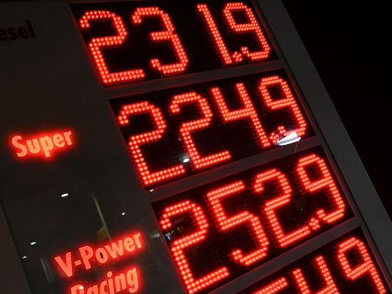 Preise für Superbenzin und Diesel 
an einer Anzeigetafel in der Nacht nach dem Umschalten zu einem höheren Preis an einer Tankstelle in München.