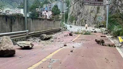 Durch das Erdbeben sind Felsen auf eine Straße in der Nähe der Stadt Lengqi in der Provinz Sichuan gestürzt.