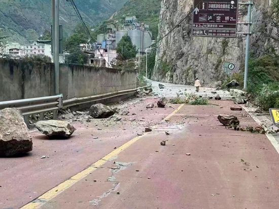 Durch das Erdbeben sind Felsen auf eine Straße in der Nähe der Stadt Lengqi in der Provinz Sichuan gestürzt.