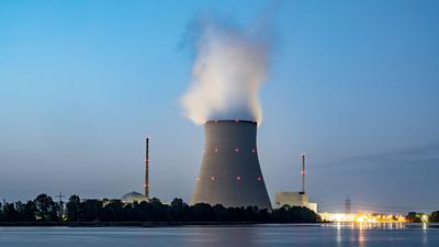 Zwei der drei letzten deutschen Atomkraftwerke sollen laut Habeck nach dem Jahreswechsel noch bis Mitte April 2023 als Reserve zur Verfügung stehen.