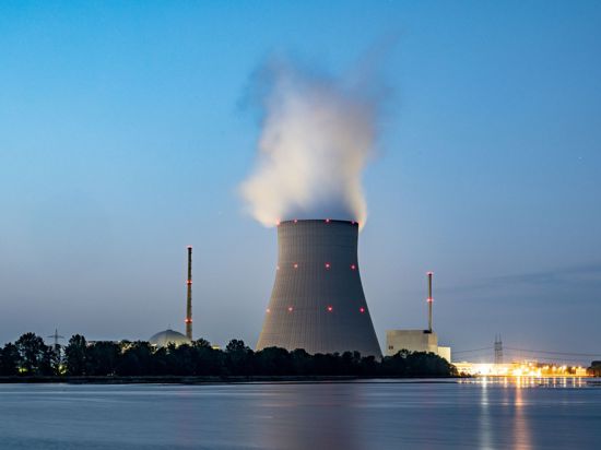 Zwei der drei letzten deutschen Atomkraftwerke sollen laut Habeck nach dem Jahreswechsel noch bis Mitte April 2023 als Reserve zur Verfügung stehen.