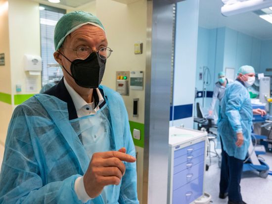 Gesundheitsminister Karl Lauterbach (SPD) steht bei einem Besuch im Hadassah Krankenhaus in Jerusalem mit Schutzkleidung in einem Operationstrakt.