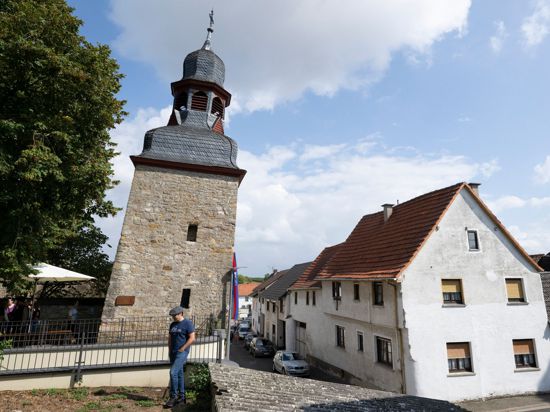 Durch die Neigung von 5,4277 Grad gilt der ehemalige Wehrturm der kleinen Gemeinde Gau-Weinheim in Rheinland-Pfalz nach Einschätzung des Rekord-Instituts als schiefster Turm der Welt.
