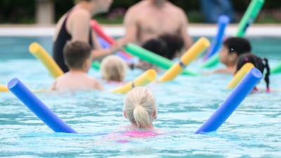Schwimmstunde mit Kindern: Schon bei einer Wassertemperatur unter 35 Grad beginnt der Körper langsam auszukühlen.
