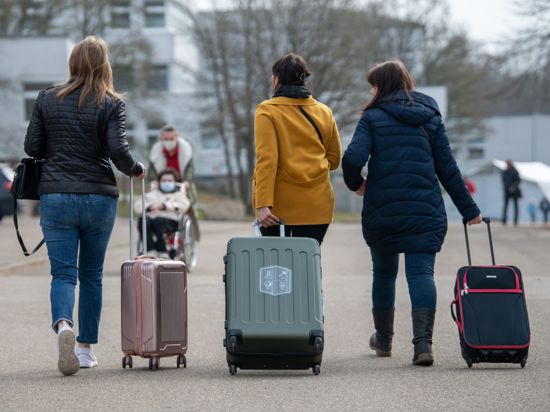 Drei aus der Ukraine stammende Frauen auf dem Weg in die Landeserstaufnahmestelle für Flüchtlinge in Ellwangen.
