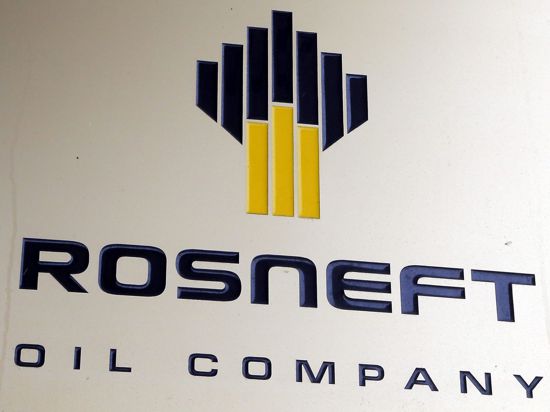 Das Logo des russischen Ölkonzerns Rosneft ist an der Wand der Rosneft-Zentrale in Moskau zu sehen.