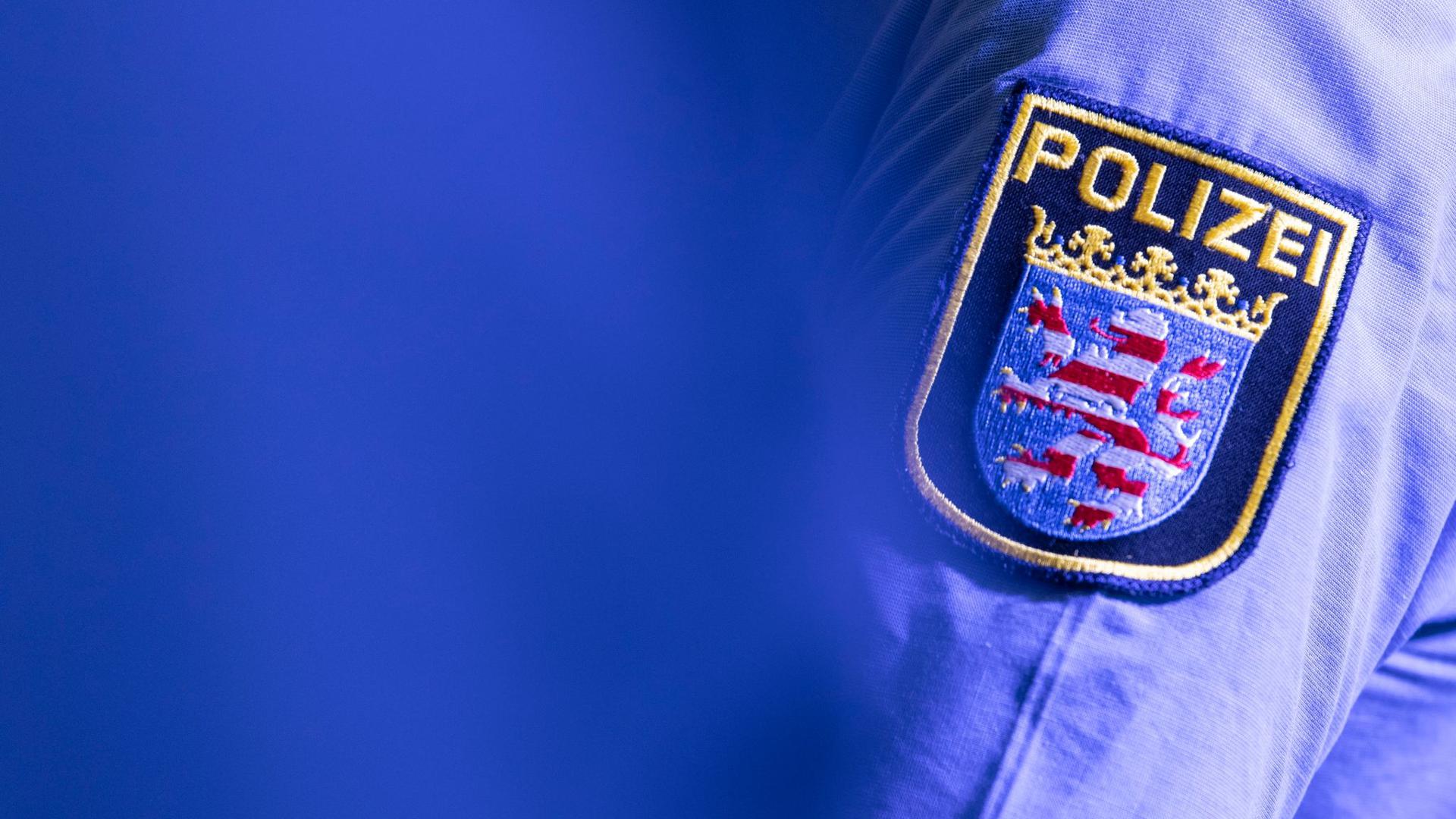 Das hessische Wappen auf der Uniform eines Polizisten: Beamte nahmen am Donnerstagabend einen Mann fest, der einen anderen erstochen haben soll.