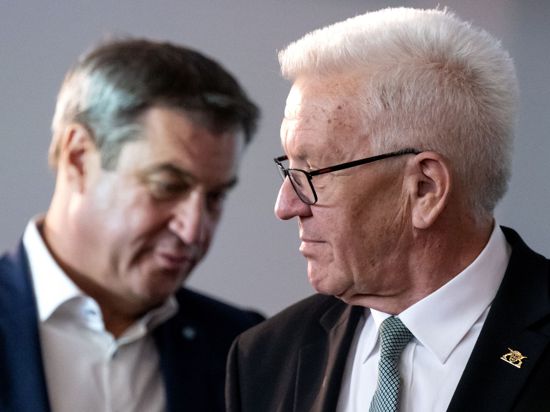 Die Ministerpräsidenten von Bayern, Markus Söder (l), und Baden-Württemberg, Winfried Kretschmann. Das Entlastungspaket sei „keinesfalls zustimmungsfähig“, sagt Söder. Auch Baden-Württemberg hat mit einem Nein zu Teilen des Maßnahmenbündels gedroht.