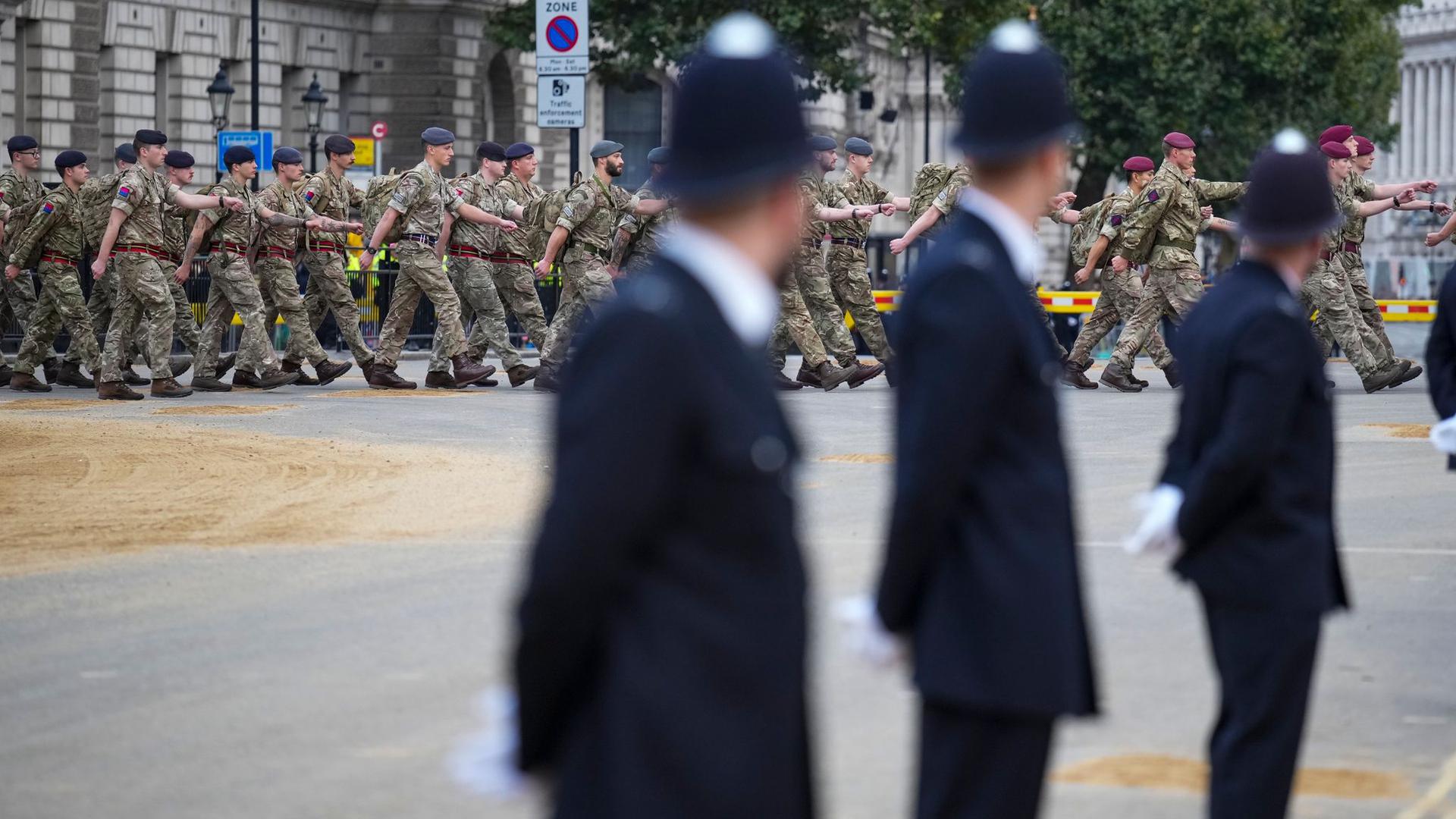 Zum Staatsbegräbnis für Elizabeth II. werden Hunderttausende Menschen auf den Straßen Londons erwartet.