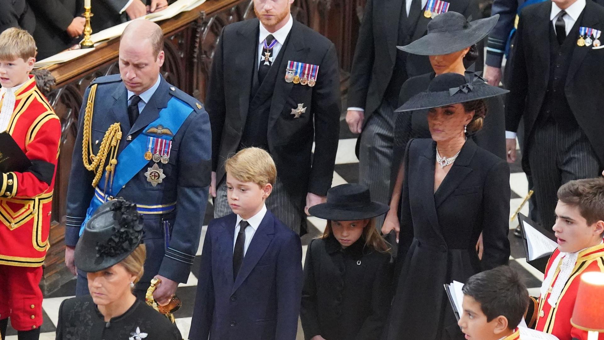 Prinz William, sein Sohn Prinz George, seine Tochter Prinzessin Charlotte und seine Frau Kate kommen zum Staatsakt vor der Beisetzung von Königin Elizabeth II..