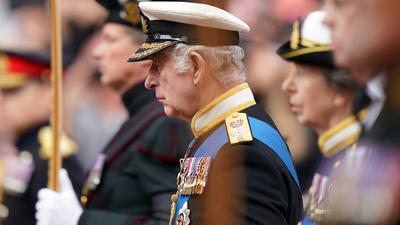 König Charles III. und Prinzessin Anne folgen dem Sarg von Königin Elizabeth II. während der feierlichen Prozession auf den Straßen Londons.