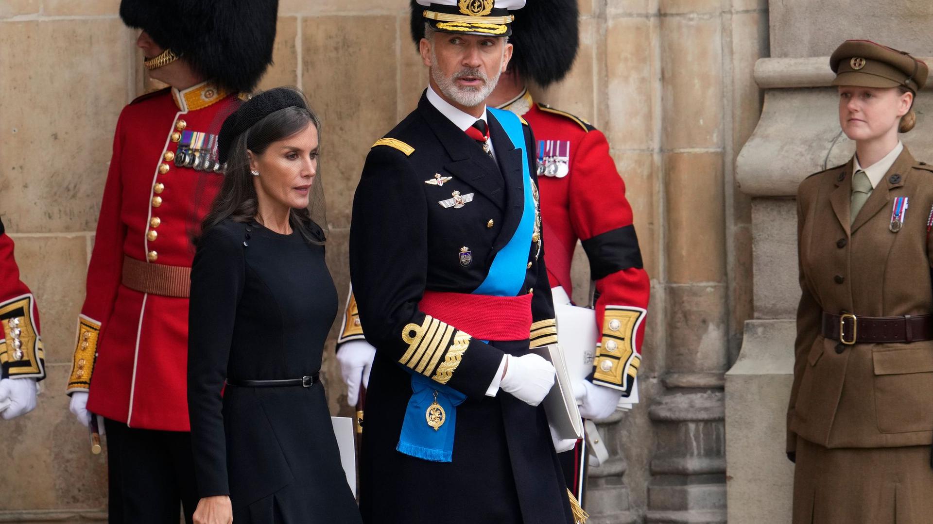 König Felipe VI. von Spanien und Königin Letizia verlassen die Westminster Abbey – und brauchen ein wenig Geduld.