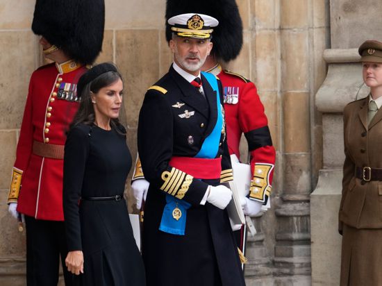 König Felipe VI. von Spanien und Königin Letizia verlassen die Westminster Abbey – und brauchen ein wenig Geduld.